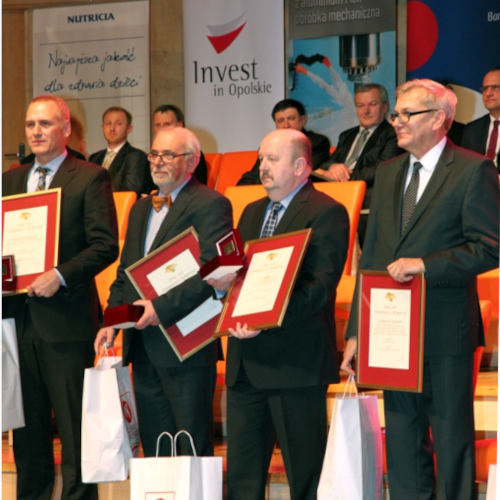 właściciel firmy Drewnoplast - producent okien opolskie - odbiera nagrodę złoty laur