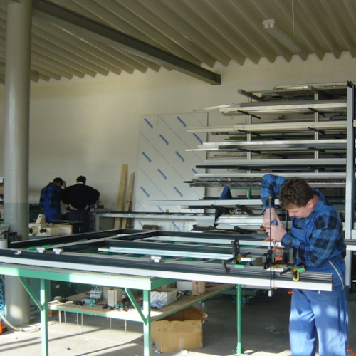 mężczyźni pracują w zakładzie Drewnoplast - producent okien opolskie